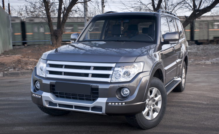 Накладка (юбка) переднего бампера "Broomer Design" (Без ДХЛ) для Mitsubishi Pajero IV (2006-2015) купить недорого с доставкой в Балашиха